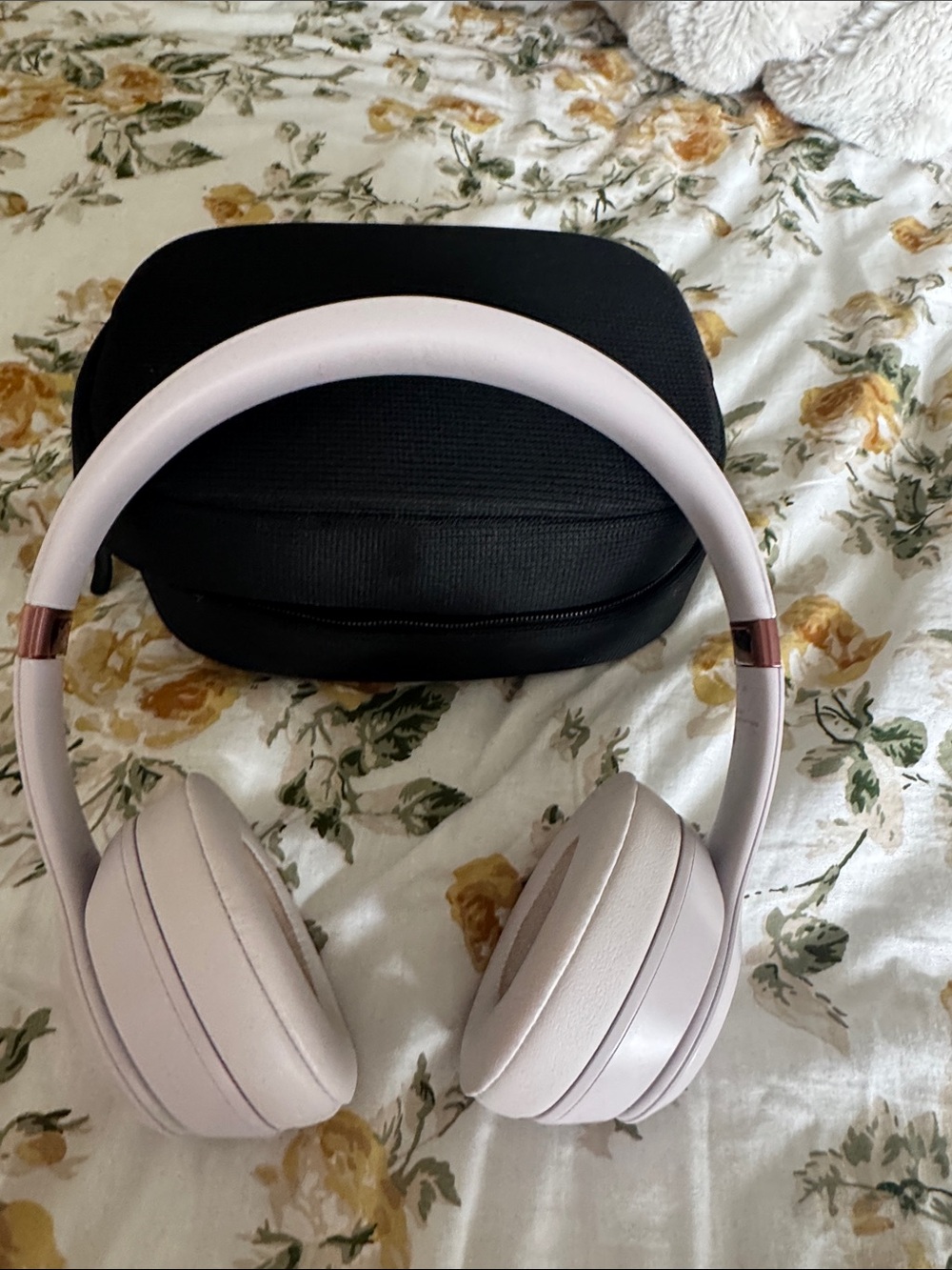 Beats Solo 4 - SELLING AS IS